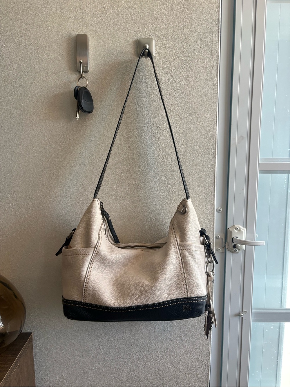 The Sak Kendra Pebble Leather Hobo Bag in Cream and Navy With Boho Bag Charm - Picture 6 of 8